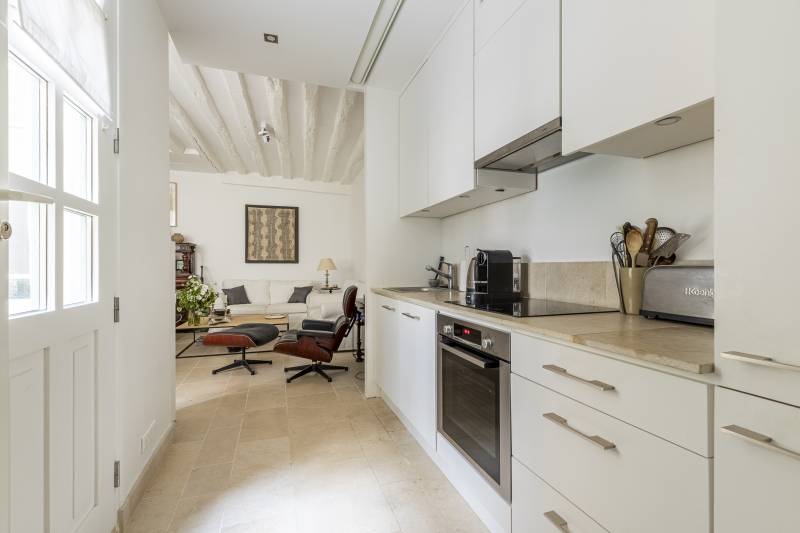 Appartement deux pièces avec terrasse au rez-de-chaussée sur cour - Paris 6ème : rue Mazarine - métro Odéon  