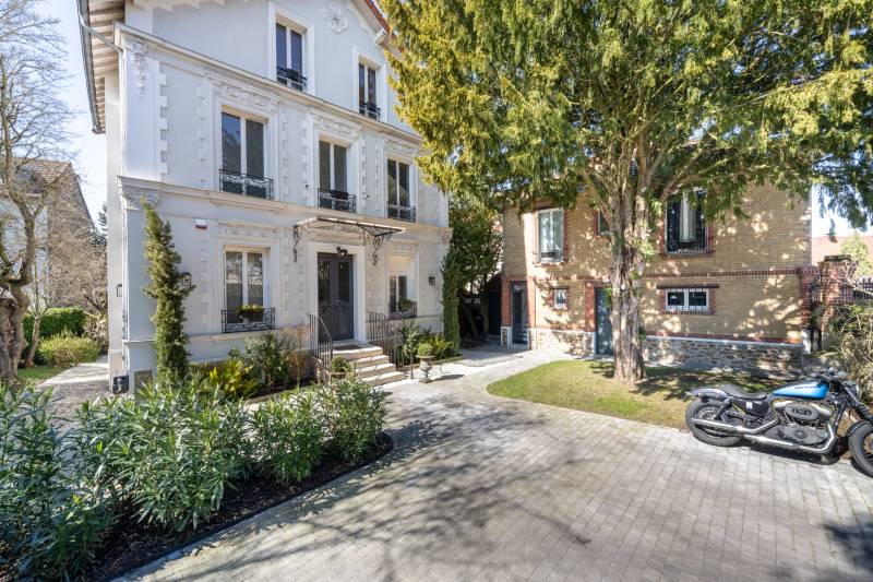 Élégante demeure rénovée avec dépendance, jardin paysager et prestations haut de gamme au cœur du Raincy, à deux pas de Paris.  