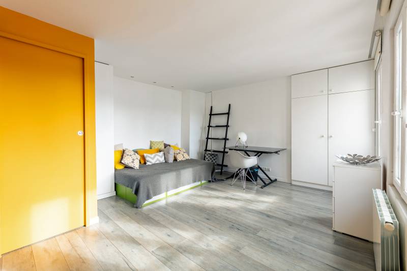 Charmant studio lumineux avec vue dégagée au 6ème étage par escalier - Paris 7ème : rue de Grenelle  