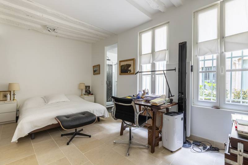Appartement deux pièces avec terrasse au rez-de-chaussée sur cour - Paris 6ème : rue Mazarine - métro Odéon  