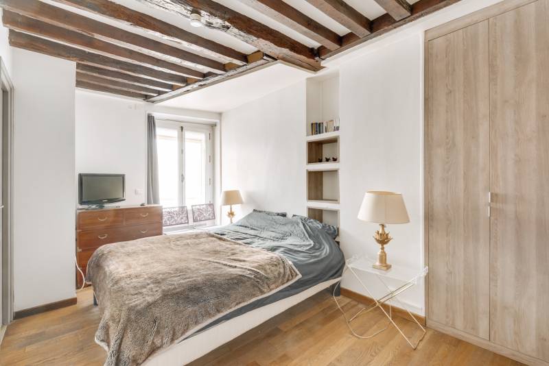 Charmant Appartement 2 Pièces de 51m² au 5ème étage au Cœur de Paris 6ème, rue Guisarde, Quartier Odéon  