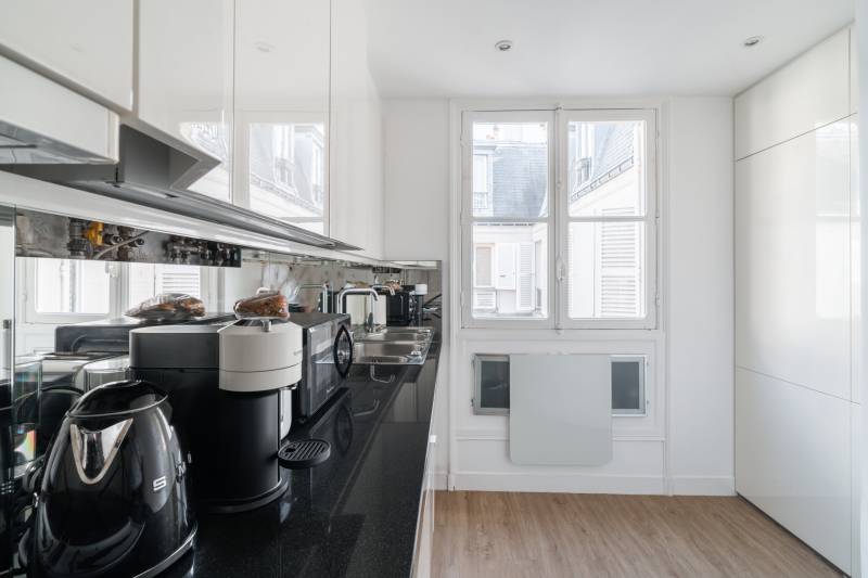 Appartement 4 pièces de 109m² avec 2 chambres et balcon filant situé au 5ème étage avec ascenseur - Paris 6ème : rue Notre-Dame des Champs  