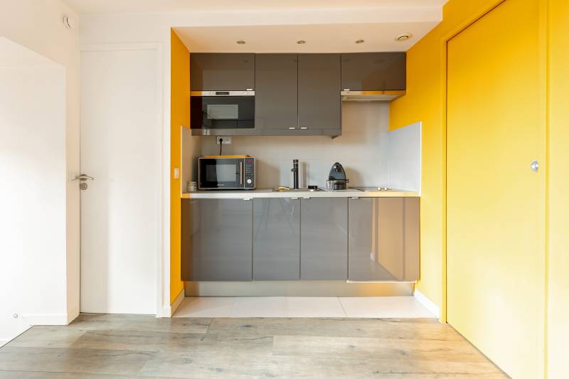 Charmant studio lumineux avec vue dégagée au 6ème étage par escalier - Paris 7ème : rue de Grenelle  