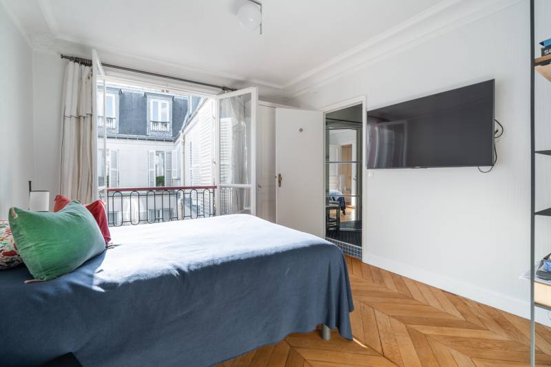 Appartement 4 pièces de 109m² avec 2 chambres et balcon filant situé au 5ème étage avec ascenseur - Paris 6ème : rue Notre-Dame des Champs  
