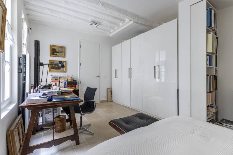 Appartement deux pièces avec terrasse au rez-de-chaussée sur cour - Paris 6ème : rue Mazarine - métro Odéon  