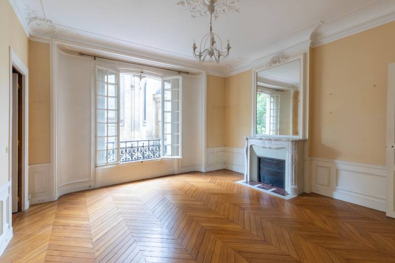 charme de l'ancien à Paris 6ème arrondissement - parquet - moulures - cheminée