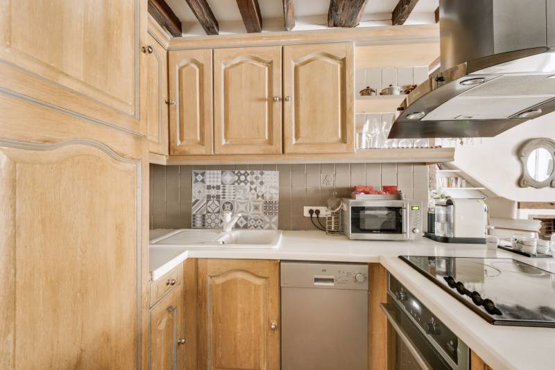 Charmant Appartement 2 Pièces de 51m² au 5ème étage au Cœur de Paris 6ème, rue Guisarde, Quartier Odéon  