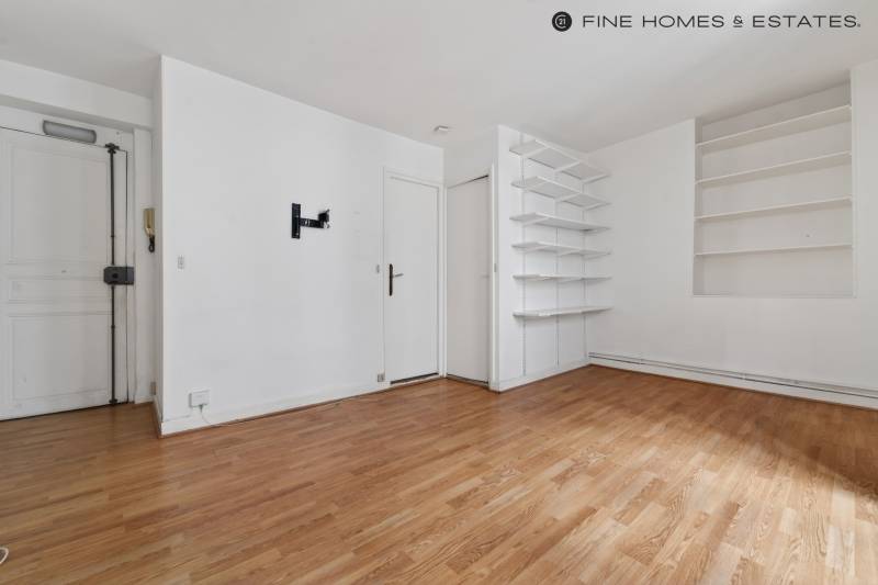 Studio de 23,42 m² situé au 3ème étage par escalier d'un immeuble ancien - Paris 6ème : rue Princesse - rue Guisarde - Marché Saint-Germain  