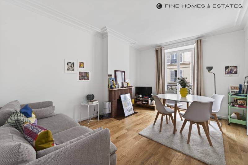 Appartement trois pièces en bon état situé dans un immeuble ancien : Paris 7ème : rue Saint-Dominique - secteur Gros Caillou  