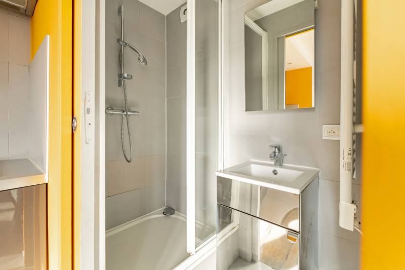 Charmant studio lumineux avec vue dégagée au 6ème étage par escalier - Paris 7ème : rue de Grenelle  