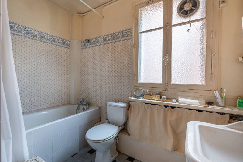 Appartement 2 pièces à rénover situé au 4ème étage avec ascenseur - Paris 7ème : rue de la Comète | quartier Gros Caillou | métro La Tour Maubourg  