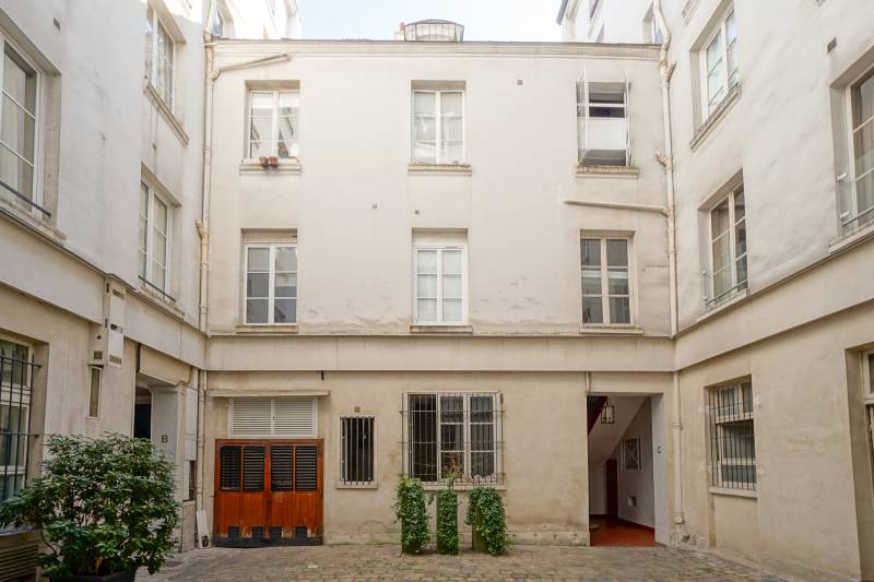 Atelier d'artiste au calme sur cour - local à usage d'habitation - Paris 7ème : rue de Bourgogne | Invalides  