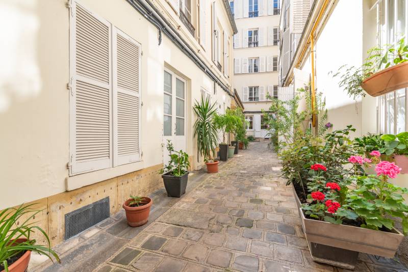 Appartement 3 pièces à rénover avec 2 chambres situé au 1er étage avec ascenseur : Paris 6ème : rue Monsieur Le Prince | Jardin du Luxembourg  