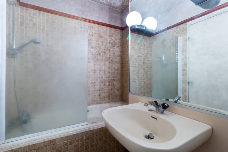 Appartement 2 pièces à rénover avec une place de parking - Paris 14ème - proche 6ème : rue Larochelle | quartier Montparnasse  