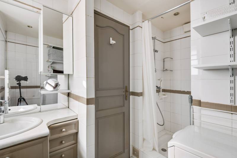 Charmant Appartement 2 Pièces de 51m² au 5ème étage au Cœur de Paris 6ème, rue Guisarde, Quartier Odéon  