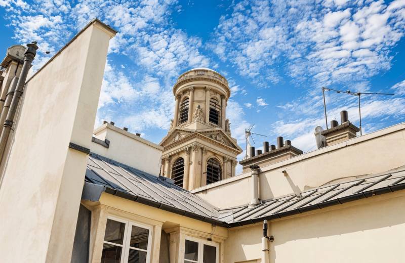 Appartement avec vue sur l'Eglise Saint-Sulpice - acheté par des américains - Century 21 Odéon Saint-Sulpice