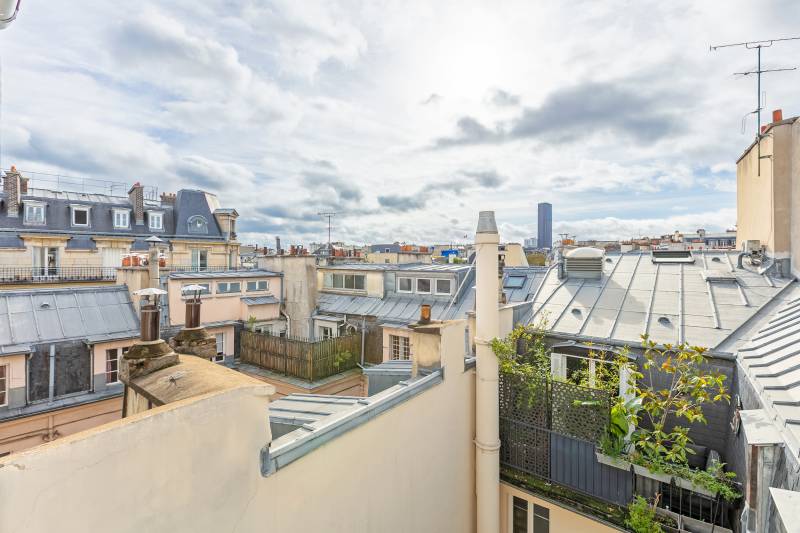 Charmant studio lumineux avec vue dégagée au 6ème étage par escalier - Paris 7ème : rue de Grenelle  
