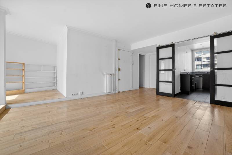 Grand séjour traversant de 31m² baigné de lumière naturelle dans un environnement calme au cœur de Montparnasse prisé parisien.