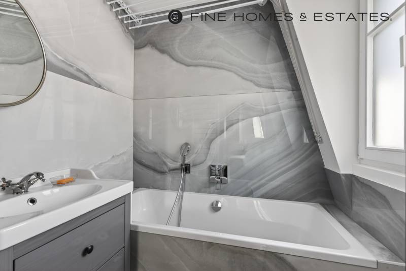 Appartement 3 pièces au calme avec balcons et vue dégagée situé au 5ème étage avec ascenseur : Paris 6ème : Boulevard Saint-Germain - métro Odéon  