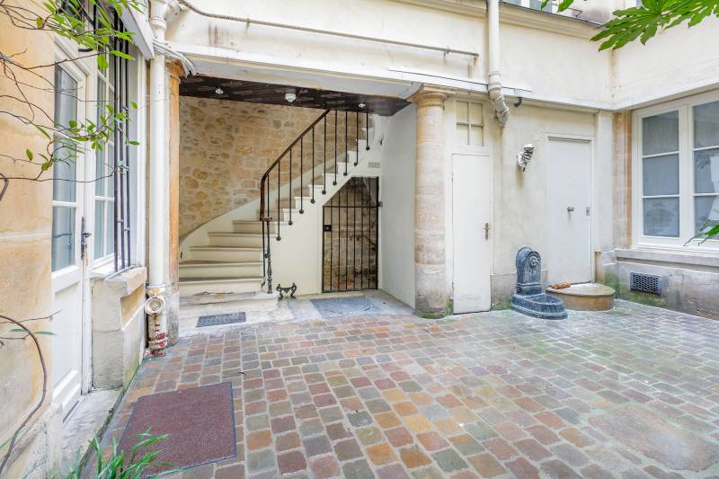 Charmant studio situé au premier étage au calme sur cour : Paris 6ème : rue des Canettes | quartier Odéon  