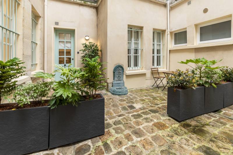 Appartement deux pièces avec terrasse au rez-de-chaussée sur cour - Paris 6ème : rue Mazarine - métro Odéon  
