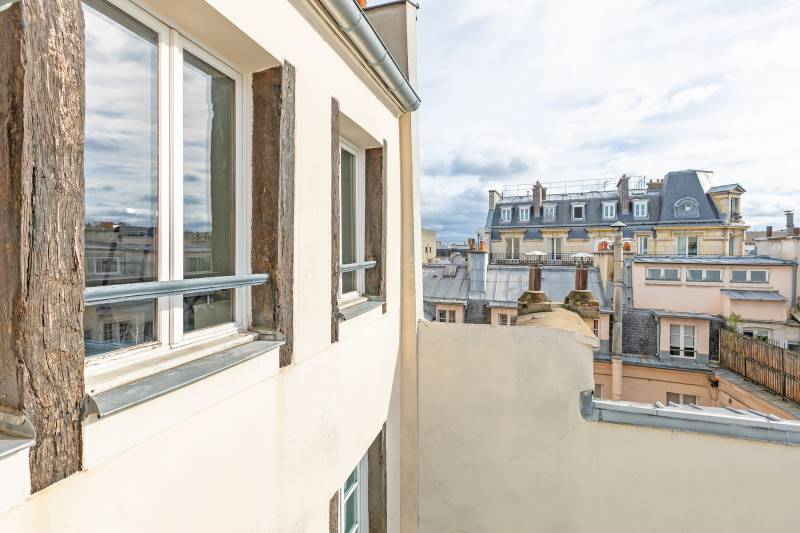 Charmant studio lumineux avec vue dégagée au 6ème étage par escalier - Paris 7ème : rue de Grenelle  