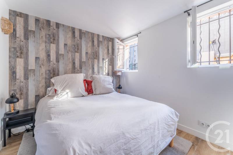 Maison non mitoyenne sur un terrain avec une terrasse - RUEIL MALMAISON - 92  