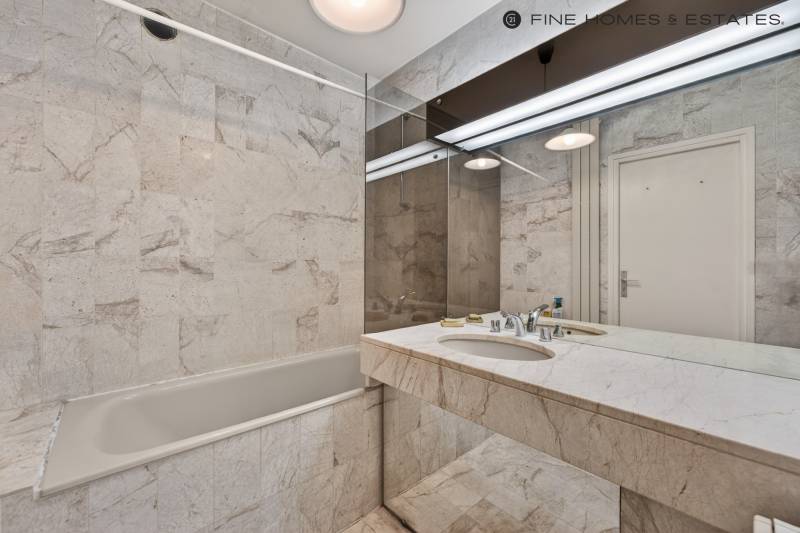Appartement 2 pièces de 55 m² avec terrasse au sein d'un immeuble semi-récent - Paris 6ème : rue Notre-Dame des Champs  
