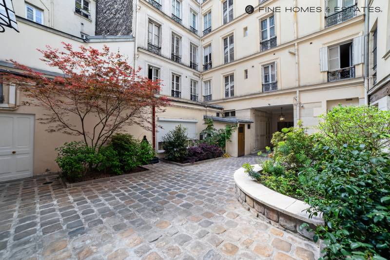 Studio lumineux et calme situé au dernier étage avec ascenseur - Paris 6ème : rue Bonaparte - Saint-Germain des Prés  