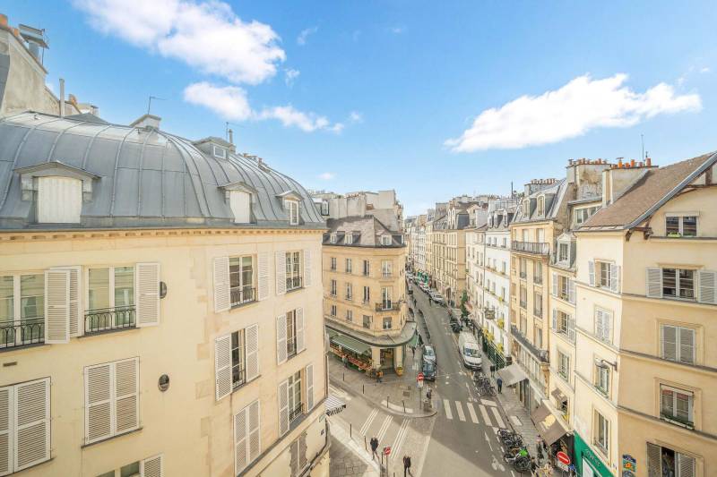Appartement 3 pièces avec balcon situé au 5ème étage - Paris 6ème : rue de Buci - métro Mabillon ou Odéon  