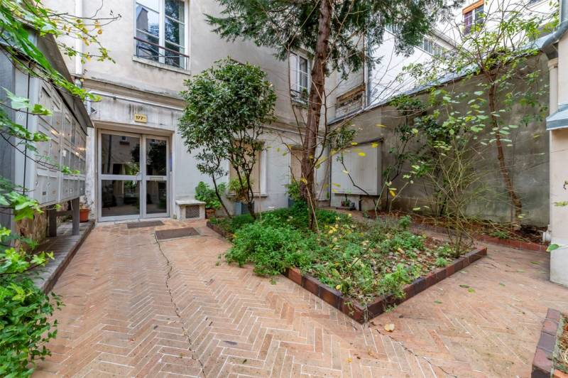 Studio situé au 1er étage avec vue sur une cour arborée - Paris 5ème : rue Saint-Jacques | Panthéon  