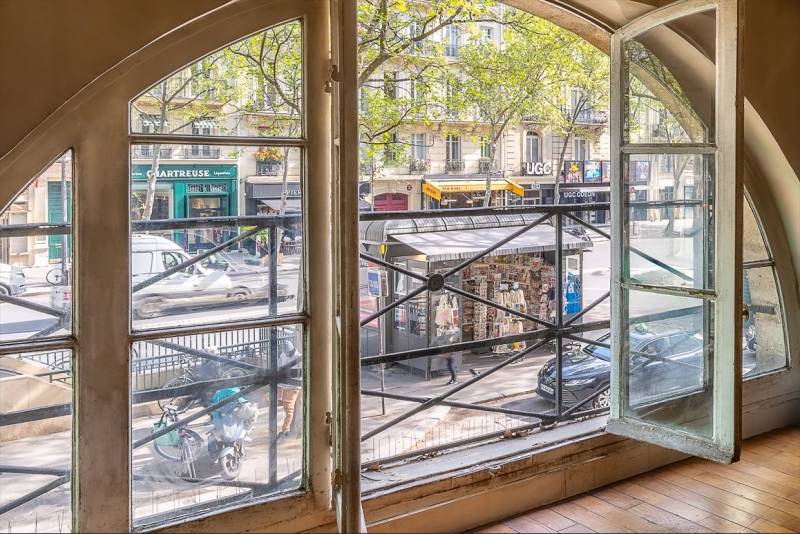 Appartement 2 pièces de 55m² situé au 1er étage avec ascenseur - Paris 6ème : Boulevard Saint-Germain | métro Odéon  