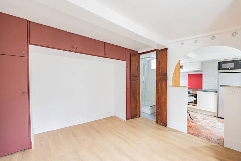 Studio clair et calme situé au 4ème et dernier étage dans le secteur le plus recherché de la rue du Cherche-Midi - Paris 6ème  