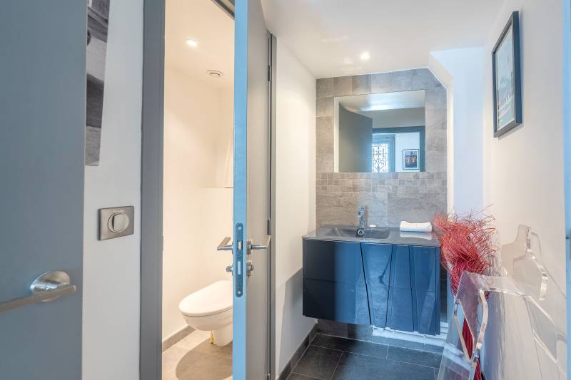 Maison d'architecte entièrement rénovée sur trois niveaux avec balcon et garage - Paris 14ème : métro Alésia  
