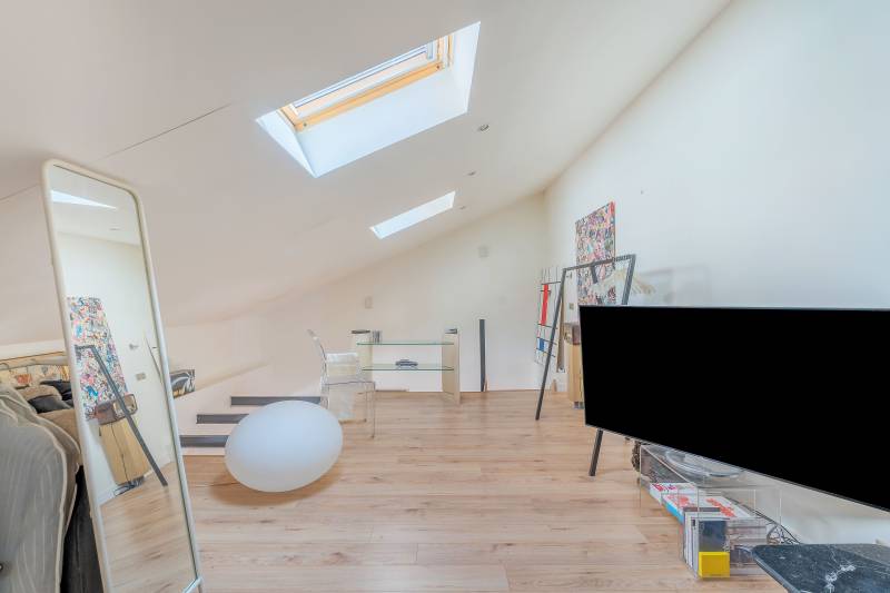 Maison d'architecte entièrement rénovée sur trois niveaux avec balcon et garage - Paris 14ème : métro Alésia  