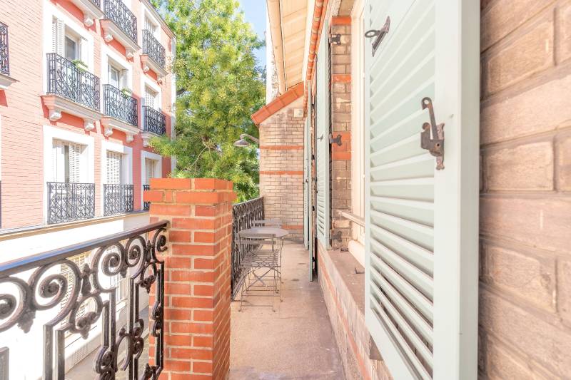 Maison d'architecte entièrement rénovée sur trois niveaux avec balcon et garage - Paris 14ème : métro Alésia  