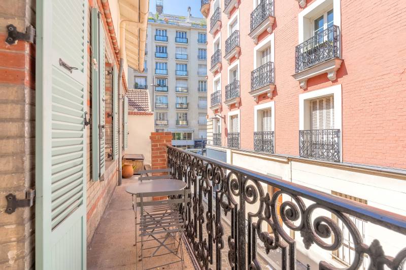 Maison d'architecte entièrement rénovée sur trois niveaux avec balcon et garage - Paris 14ème : métro Alésia  
