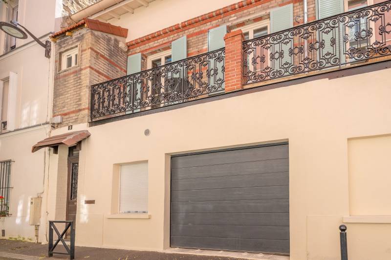 Maison d'architecte entièrement rénovée sur trois niveaux avec balcon et garage - Paris 14ème : métro Alésia  