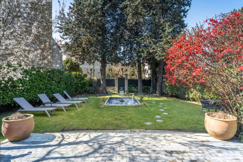 Élégante demeure rénovée avec dépendance, jardin paysager et prestations haut de gamme au cœur du Raincy, à deux pas de Paris.  