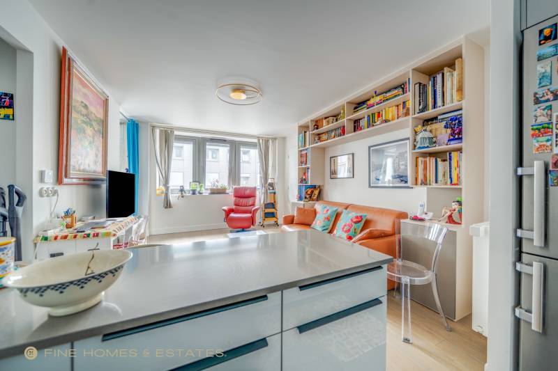 Appartement 3 pièces avec 2 chambres situé au 5ème étage avec ascenseur : Paris 14ème limite 6ème : rue Campagne Première  
