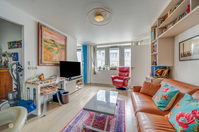 Appartement 3 pièces avec 2 chambres situé au 5ème étage avec ascenseur : Paris 14ème limite 6ème : rue Campagne Première  