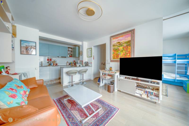 Appartement 3 pièces avec 2 chambres situé au 5ème étage avec ascenseur : Paris 14ème limite 6ème : rue Campagne Première  