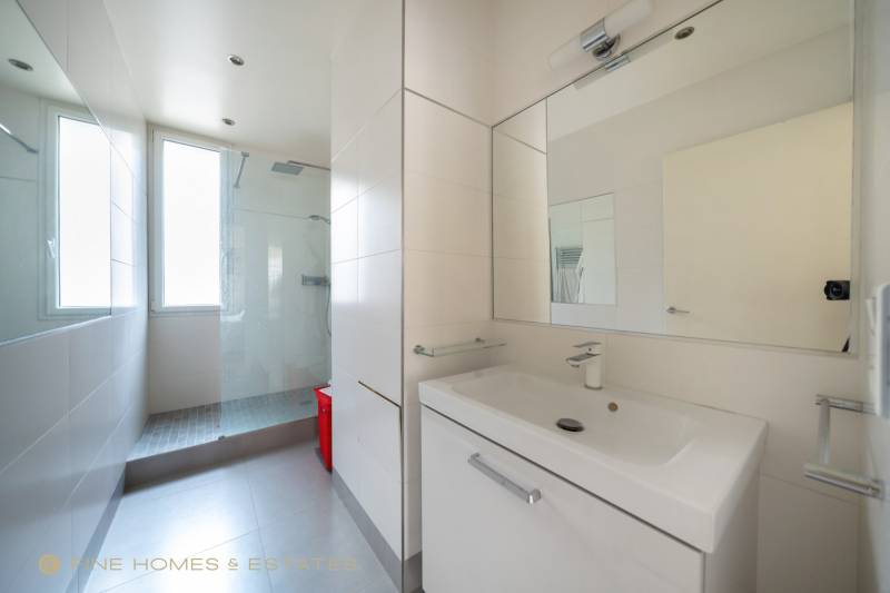 Appartement 2 pièces de 56m² situé au 2ème étage avec ascenseur - Paris 7ème : Boulevard Saint-Germain - rue du Bac  