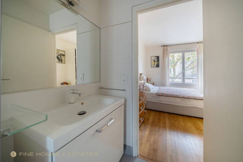 Appartement 2 pièces de 56m² situé au 2ème étage avec ascenseur - Paris 7ème : Boulevard Saint-Germain - rue du Bac  