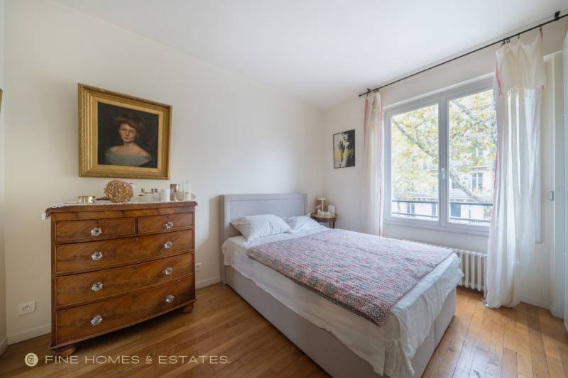 Appartement 2 pièces de 56m² situé au 2ème étage avec ascenseur - Paris 7ème : Boulevard Saint-Germain - rue du Bac  