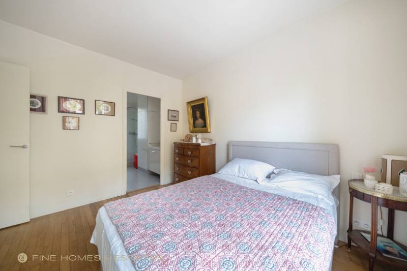 Appartement 2 pièces de 56m² situé au 2ème étage avec ascenseur - Paris 7ème : Boulevard Saint-Germain - rue du Bac  