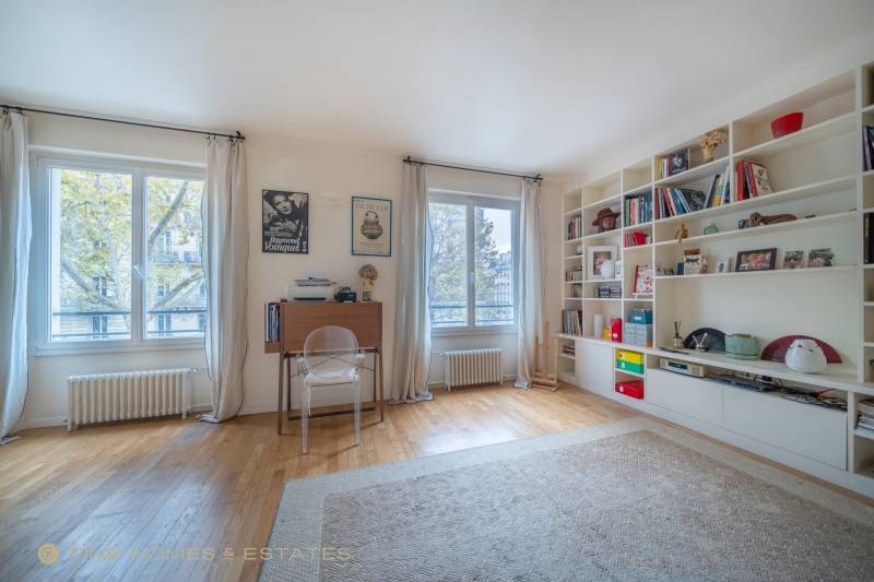 Appartement 2 pièces de 56m² situé au 2ème étage avec ascenseur - Paris 7ème : Boulevard Saint-Germain - rue du Bac  