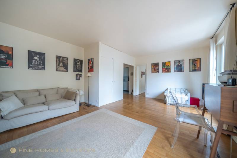 Appartement 2 pièces de 56m² situé au 2ème étage avec ascenseur - Paris 7ème : Boulevard Saint-Germain - rue du Bac  