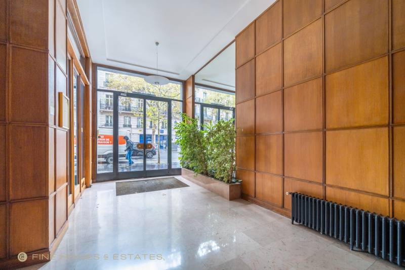 Appartement 2 pièces de 56m² situé au 2ème étage avec ascenseur - Paris 7ème : Boulevard Saint-Germain - rue du Bac  
