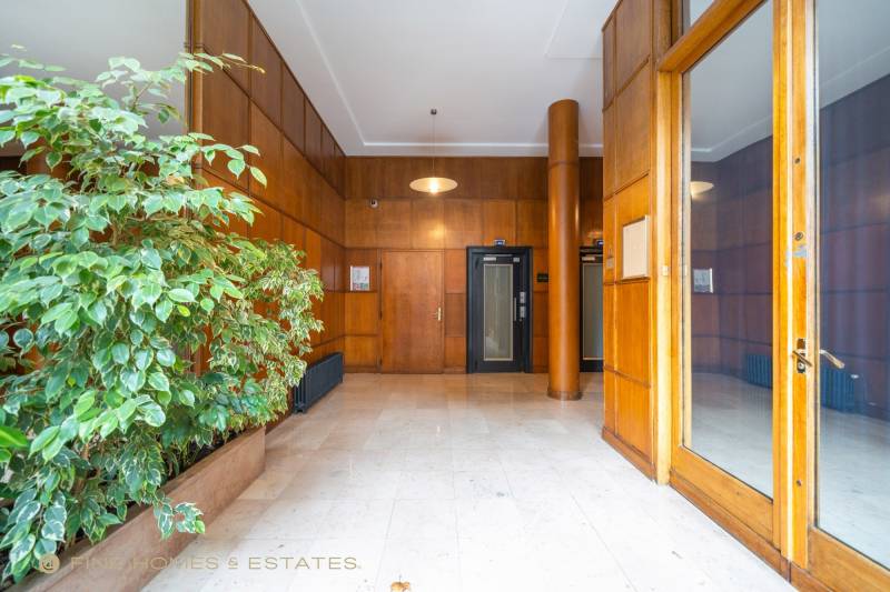 Appartement 2 pièces de 56m² situé au 2ème étage avec ascenseur - Paris 7ème : Boulevard Saint-Germain - rue du Bac  